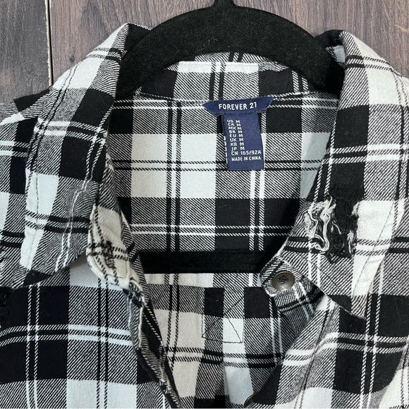 §🌼3/$30🌼Forever 21 Plaid Button Down Distressed Flannel Size Medium - Picture 4 of 16